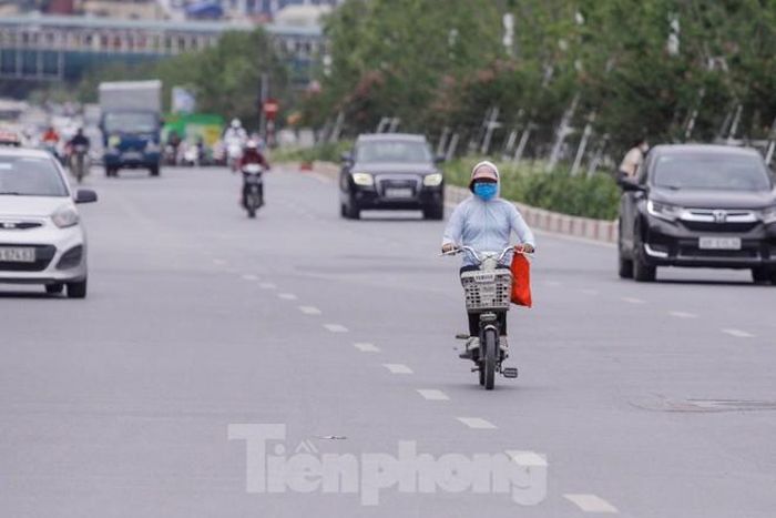  Điều đáng nói, xe đạp điện có thể phóng nhanh như xe máy trong nội đô nhưng không tiếng động rất dễ khiến nhiều phương tiện khác giật mình.
