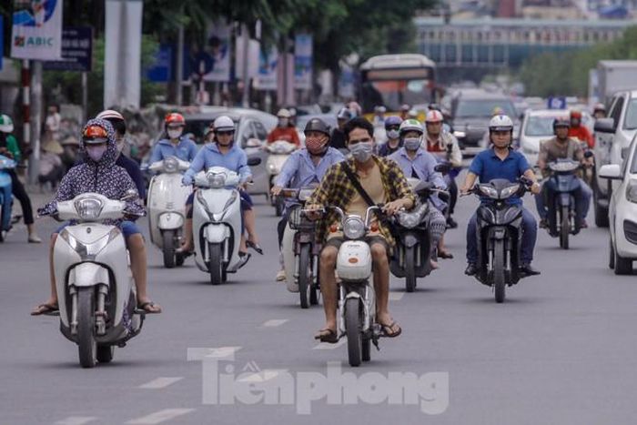 Với tốc độ có thể đi được 30-40km/h, xe đạp điện "ngang nhiên" đi như xe máy.