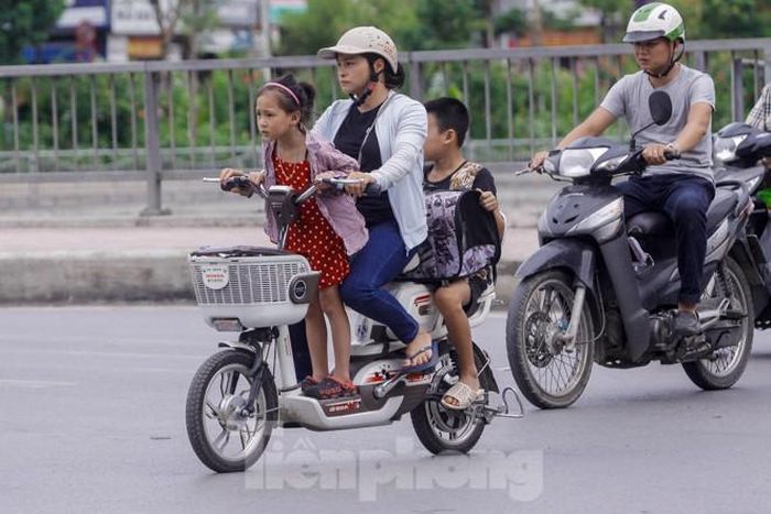 Thậm chí có những xe kẹp 3 người rất nguy hiểm khi tham gia giao thông.