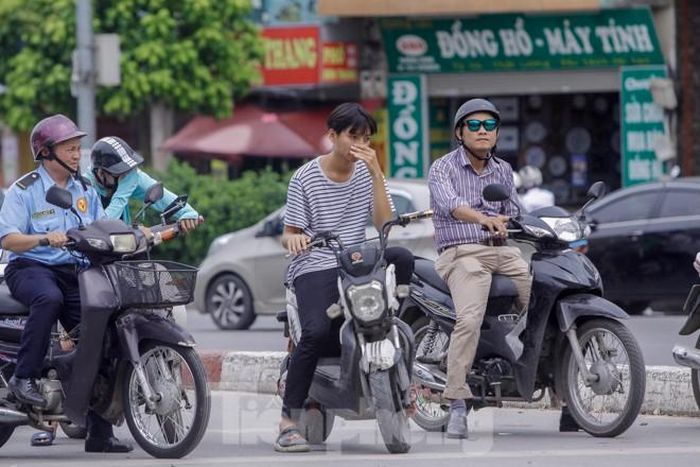 Vụ giữa xe ô tô và xe đạp điện vừa xảy ra trên địa bàn xã Cẩm Huy, huyện Cẩm Xuyên (Hà Tĩnh), khiến 2 nữ sinh và một bé trai 4 tuổi tử vong tại chỗ là lời cảnh tỉnh. Việc sử dụng xe đạp điện khi tham gia giao thông cần có kiến thức, sự an toàn nhất định để tránh những tai nạn thương tâm.