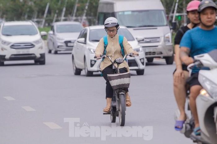 "Nhiều lúc tôi đang đi đường, tự dưng giật mình vì có xe đạp điện xuất hiện ngay cạnh mình vì nó không phát ra tiếng động, thậm chí còn phóng, vượt như xe máy", anh Đại (sn 1990) chia sẻ.