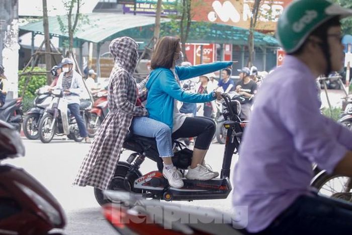 Việc không cần GPLX, không quy định độ tuổi khi tham gia giao thông khiến phương tiện xe đạp điện trở nên phổ biến và trở thành lựa chọn của rất nhiều người khi đi trong nội đô. 