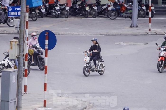 Bánh xe đạp điện có đường kính nhỏ, khi đi lên tốc độ 30 - 40km/h rất khó khiểm soát tốc độ, phanh gấp rất dễ trơn trượt.