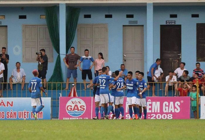 Chủ nhà có 2 bàn thắng khá chóng vánh. Ảnh: TN
