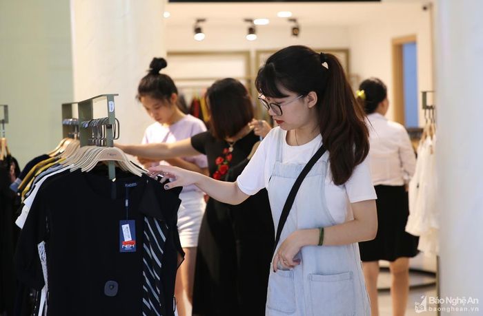 Trên đường Nguyễn Văn Cừ sẽ bố trí các điểm mua sắm. Ảnh: Lâm Tùng