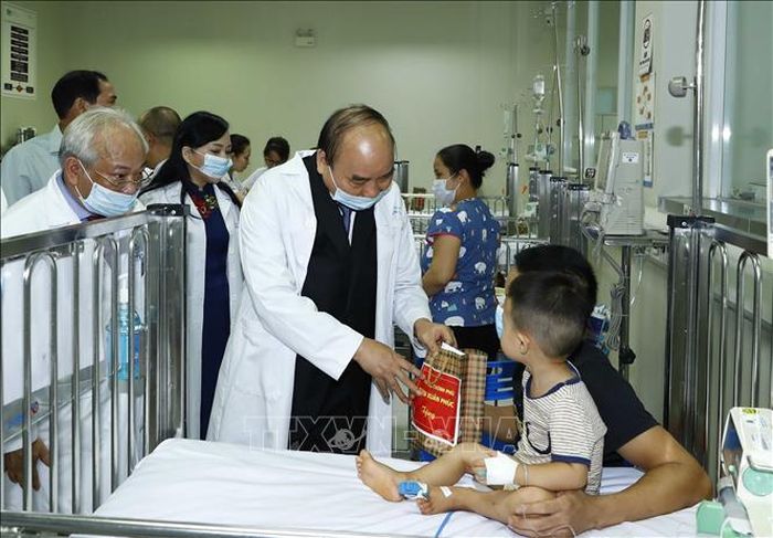 Thủ tướng Nguyễn Xuân Phúc thăm hỏi bệnh nhận tại Khoa cấp cứu - Chống độc. Ảnh: Thống Nhất/TTXVN