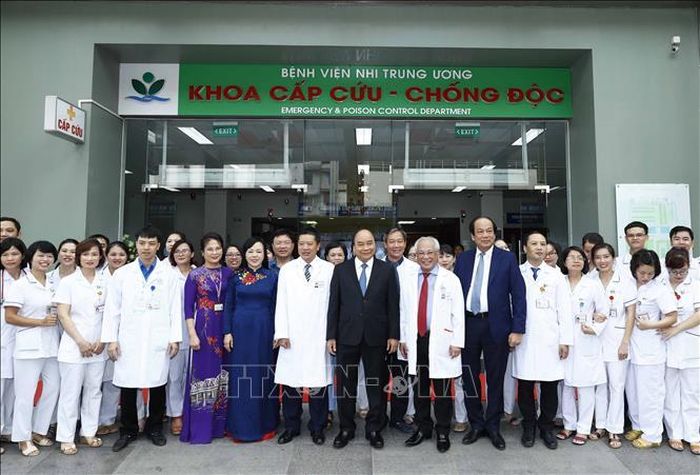 Thủ tướng Nguyễn Xuân Phúc với các y, bác sỹ Bệnh viện nhi Trung ương. Ảnh: Thống Nhất/TTXVN