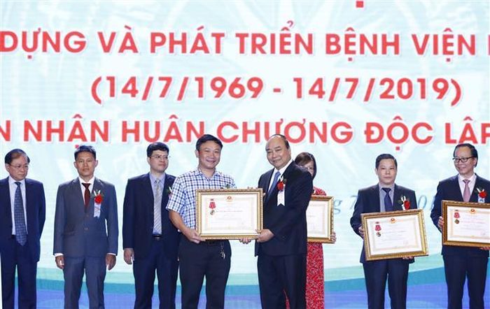 Thủ tướng Nguyễn Xuân Phúc trao Huân chương Lao động của Chủ tịch nước tặng cho các tập thể, cá nhân. Ảnh: Thống Nhất /TTXVN