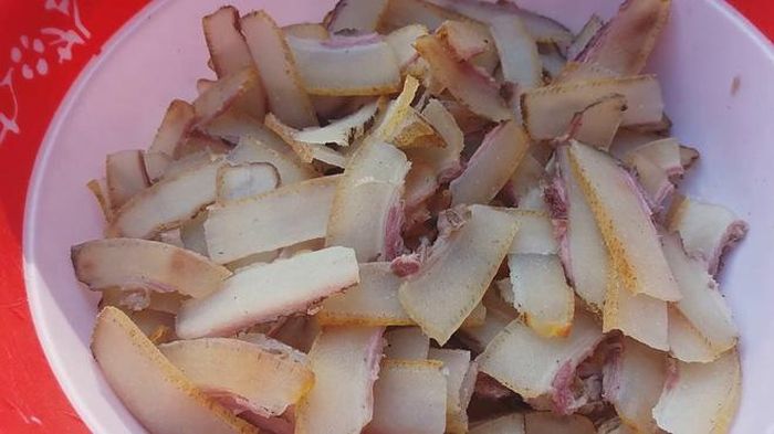 Khâu xử lý da trâu cần rất nhiều công sức.