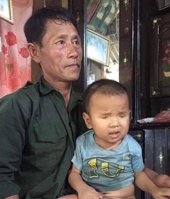 Vàng A Báu và ông nội.