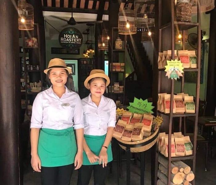  Hồ Thị Nhàn (bên trái) và Hồ Thị Nhiêu trong trang phục của nhân viên quán cà phê Hội An Roastery 
