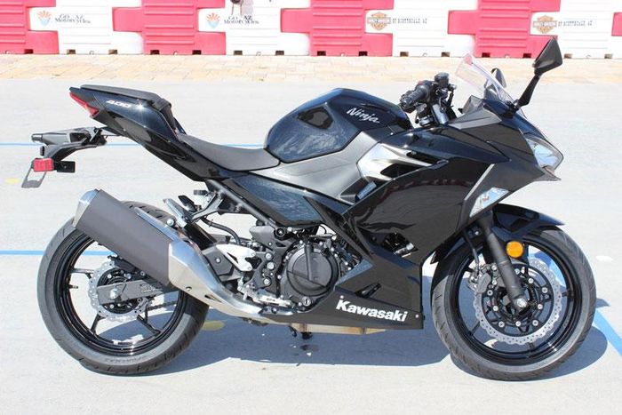Kawasaki Ninja 400 ABS sở hữu thiết kế với kiểu dáng khí động học mới nhất giúp giảm sức cản của gió.