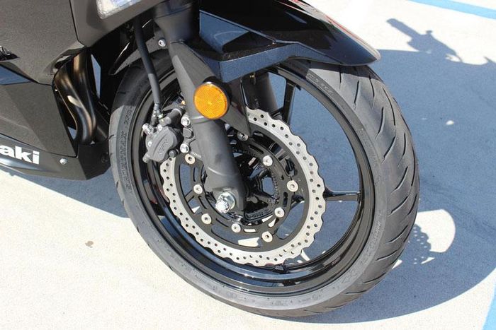 Cặp vành trước và sau cùng có đường kính 17 inch, phanh đĩa đơn phía trước rộng 310 mm.