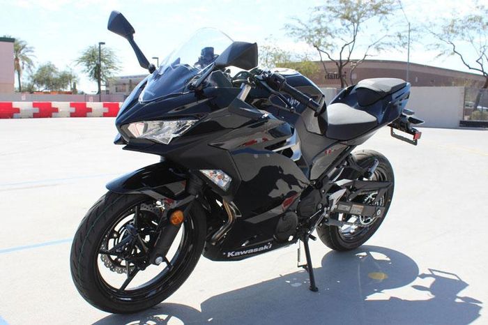 Kawasaki Ninja 400 ABS sở hữu kích thước 1.988x711x1.120 mm, chiều dài cơ sở 1.369 mm, trọng lượng khô 166. Khoảng sáng gầm xe 139 mm.