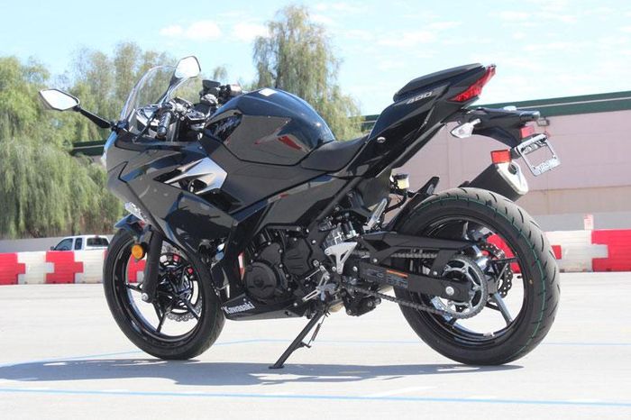 Ninja 400 ABS được trang bị động DOHC 4 thì, 2 xi lanh với dung tích 399cc, làm mát bằng dung dịch. Động cơ này sản sinh công suất 44 mã lực tại 10.000 vòng/phút, mô-men xoắn cực đại 38 Nm tại 8.000 vòng/phút. Hộp số 6 cấp côn tay.