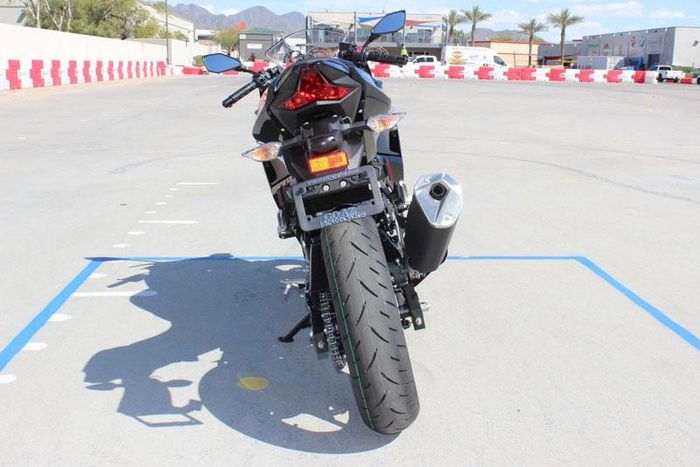 Đuôi xe có thiết kế khá giống với ZX-10R.