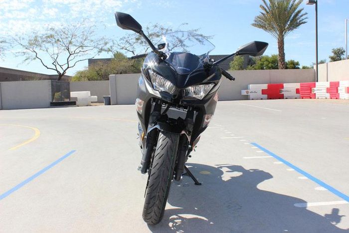 Ninja 400 ABS được Kawasaki trang bị kính chắn gió.