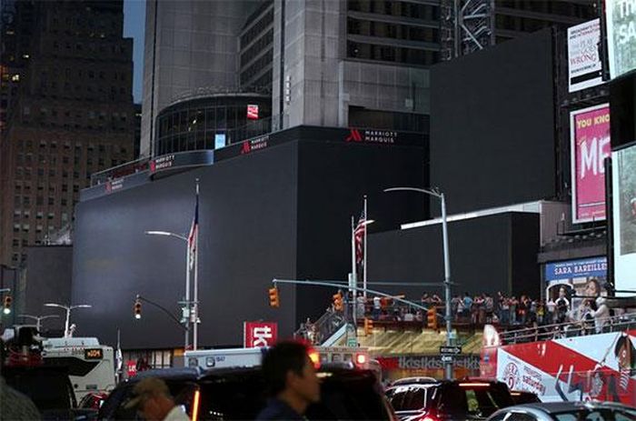Thị trưởng Bill de Blasio, người đang thực hiện vận động tranh cử Tổng thống Mỹ 2020 ở Iowa cho biết, có vẻ như sự cố mất điện là kết quả của một sự cố cơ học trong lưới điện. Trong khi các quan chức cứu hỏa của TP cũng được báo cáo về một số vụ cháy máy biến áp ở Manhattan trong thời điểm sự cố xảy ra.