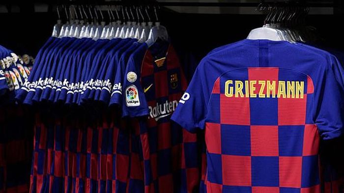 Những chiếc áo của Antoine Griezmann đã được bày bán trong SVĐ Camp Nou