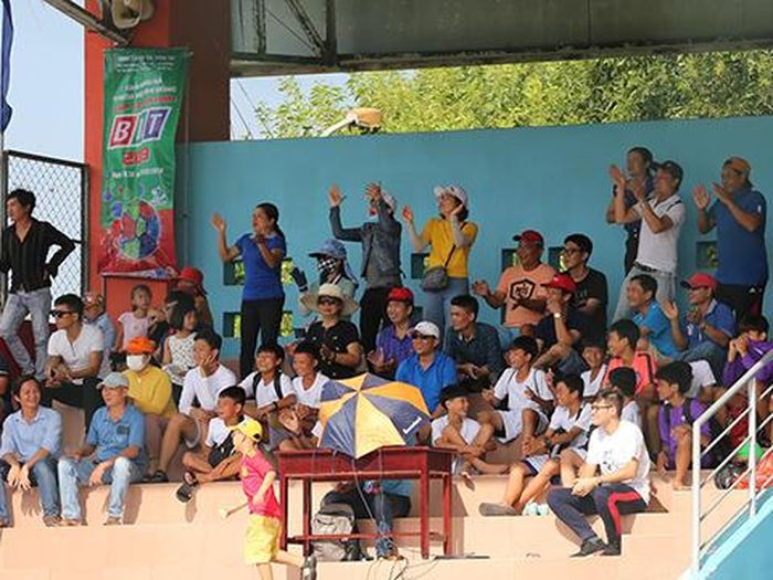 Nóng lên cả các khán đài. Ảnh: Anh Hải