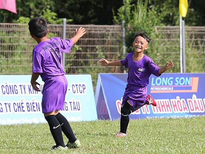 Niềm vui của các cầu thủ nhí. Ảnh: Anh Hải