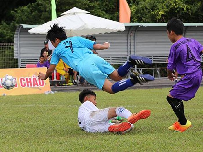 Các trận đấu thừa quyết liệt của những cầu thủ nhí. Ảnh: Anh Hải