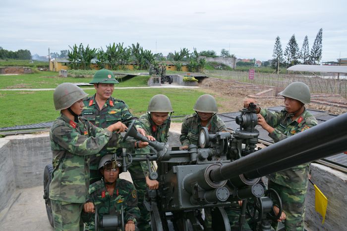  Khẩu đổi pháo phòng không Lữ đoàn 214 (Quân khu 3) luyện tập SSCĐ. Ảnh: BÌNH AN 