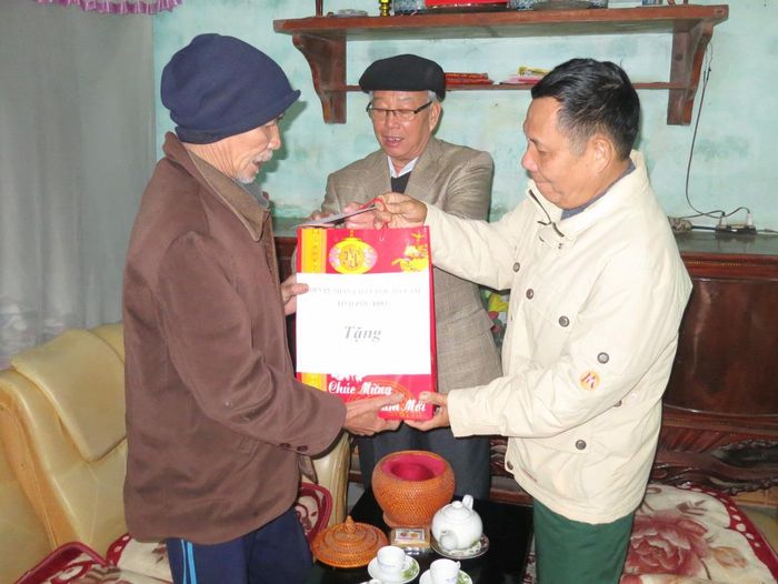 Ông Trần Văn Quang (bên phải) tặng quà nạn nhân chất độc da cam/dioxin tại thị xã Phú Thọ dịp Tết Kỷ Hợi 2019.