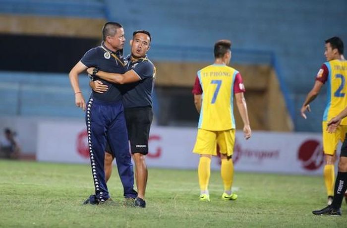 HLV Chu Đình Nghiêm phản ứng trọng tài sau trận hòa Khánh Hòa 