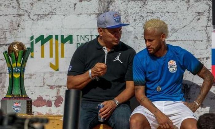 Neymar t(phải) rả lời phỏng vấn ở Học viện bóng đá Neymar.
