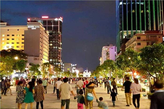 Phố đi bộ Nguyễn Huệ tọa lạc tại trung tâm hoa lệ bậc nhất Sài thành