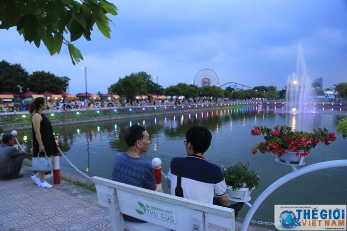 Khuôn viên hồ Tây khá đẹp tại phố đi bộ Trịnh Công Sơn nhưng vẫn đìu hiu khách do thiếu hoạt động thu hút