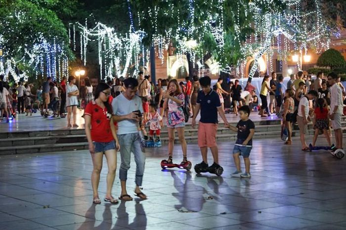 Nhiều hoạt động vui chơi giải trí được diễn ra tại Hồ Gươm do không gian phố đi bộ Hồ Gươm rộng rãi