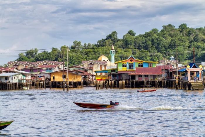 Dành vài tiếng đi dạo qua làng Kampong Ayer.