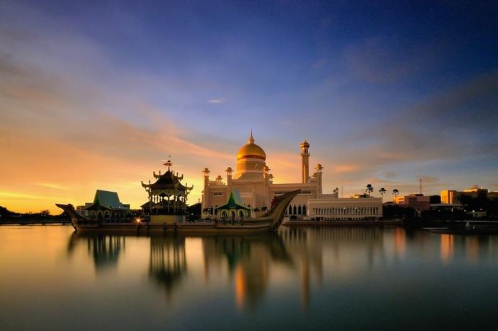  Hoàng hôn trên nhà thờ Hồi giáo Omar Ali Saifuddien ở thủ đô Bandar Seri Begawan.