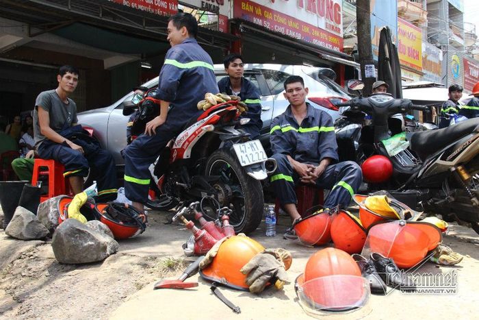Lực lượng Cảnh sát PCCC vẫn đang túc trực tại hiện trường phòng đám cháy bùng phát trở lại
