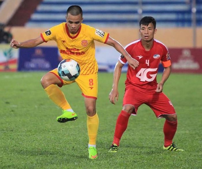Nam Định với chiến thắng 2-0 trước Viettel cũng đã chính thức thu hẹp khoảng cách với đối thủ chỉ còn lại 1 điểm và hai đội bóng này đang xếp cạnh nhau ở vị trí thứ 7 và thứ 8 trên BXH sau khi vòng đấu thứ 15 kết thúc. Đội bóng xếp ngay trên họ là SHB Đà Nẵng chỉ có được 1 trận hòa trước Hải Phòng, đội bóng có nhiều sự thay đổi nhất sau lượt đi. Trận hòa này cũng khiến Hải Phòng rơi xuống nhóm đội cầm đèn đỏ khi chỉ còn hơn Khánh Hòa điểm số của 2 trận thắng. Vòng đấu thứ 15 kết thúc chứng kiến sự biến động ở cả hai đầu BXH nhưng quãng đường còn lại còn khá dài đủ để “chú ngựa ô” Khánh Hòa có thể sớm thay đổi cứu vãn tình thế và Hà Nội hay Than Quảng Ninh làm nên những điều bất ngờ với đối thủ cạnh tranh chức vô địch TP.HCM.