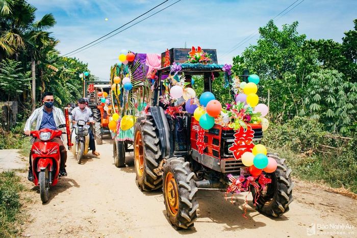 Hộ tống đoàn máy cày này có khá đông bạn bè thân thiết của cô dâu và chú rể.
