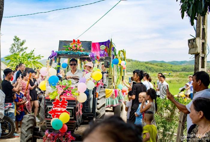 Người dân địa phương háo hức với màn rước dâu độc đáo chưa từng thấy.