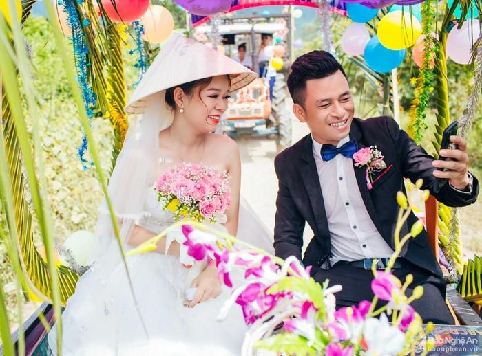 Trên xe bò, đôi vợ chồng trẻ còn livestream cho mọi người cùng xem.