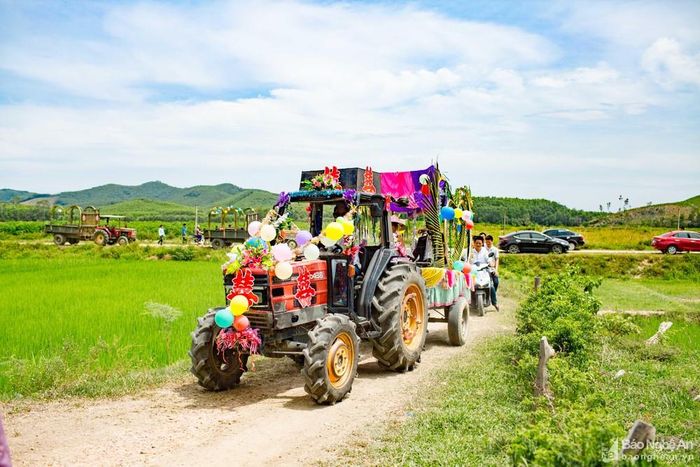 Do hai gia đình cách nhau chưa đầy 500m nên chú rể quyết định rước dâu bằng máy cày kéo theo xe bò thay cho xe hơi. Chú rể Nguyễn Văn Bình cho biết: "Ý tưởng rước dâu bằng xe bò kéo chỉ mới ra đời trước ngày cưới vài hôm. Bọn em muốn rước dâu như này cho khác hơn mọi người một chút".