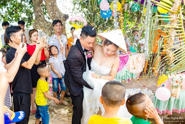 Đám cưới rước dâu bằng máy cày kéo xe bò không chỉ đem lại niềm vui cho người dân quanh vùng mà còn để ấn tượng sâu sắc, một kỷ niệm khó quên cho đôi vợ chồng trẻ. Anh Bình cho biết: “Vợ chồng em cảm thấy rất vui và hài lòng với màn rước dâu độc đáo này".