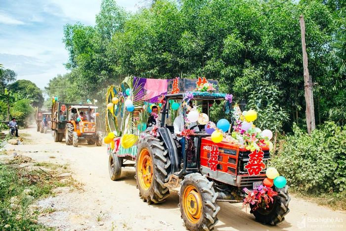 Nhà trai đã chuẩn bị 4 chiếc máy cày hoạt động tốt, trang trí đẹp để đi đón dâu. Trong đó, chiếc máy cày kéo theo xe bò làm xe dâu được trang hoàng lộng lẫy nhất với phông vải, hoa lá, bóng bay... khá vui mắt.