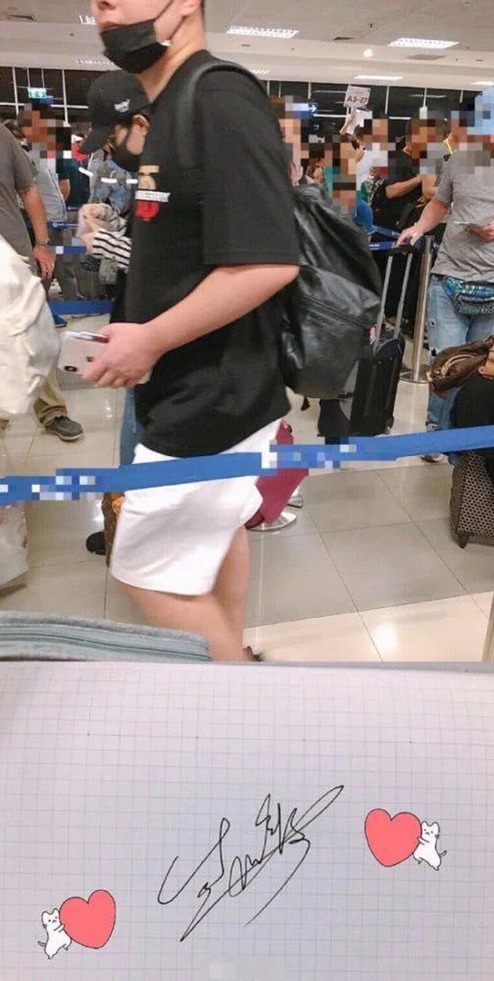 Sau khi ký tặng fan, nữ diễn viên đã đổi mũ để tránh bị phát hiện một lần nữa.