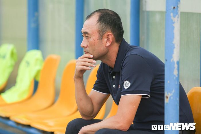 Ông Lee Tae Hoon bất lực trên băng ghế chỉ đạo. Chiến lược gia người Hàn Quốc vẫn chưa tạo được dấu ấn sau gần 2 tháng làm việc. (Ảnh: Hồng Nam)