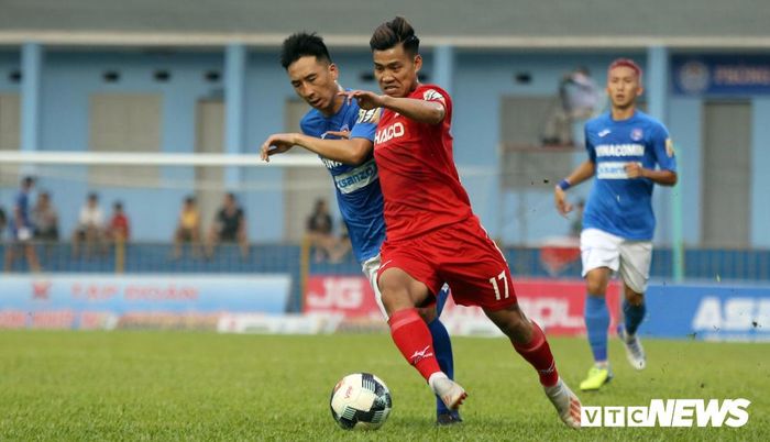 Trên hàng công, Văn Thanh (số 17) hay Văn Toàn đều phải chiến đấu đơn độc. HAGL không có sự kết nối trong lối chơi, nhất là sau khi chân sút Chevaughn Walsh dính chấn thương. (Ảnh: Ngọc Anh)