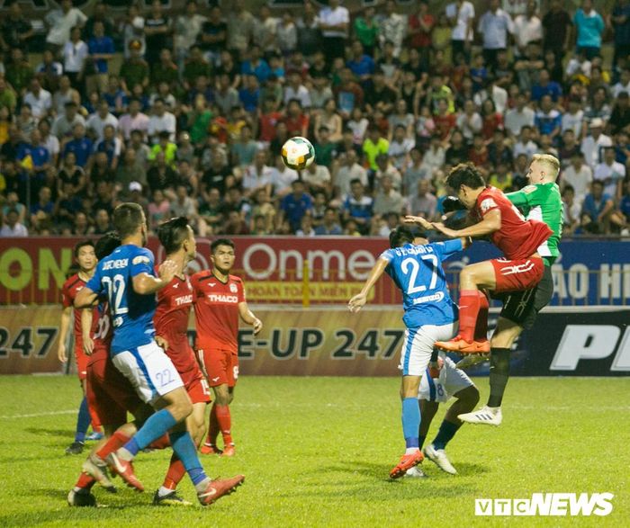 Từ khi lứa U19 HAGL được đôn lên chơi ở V-League, chưa bao giờ đội bóng phố Núi thoát khỏi vòng xoáy đua trụ hạng. HAGL khởi đầu tốt ở mùa giải này sau khi thắng Sanna Khánh Hòa BVN 4-1 trên sân khách, song cuộc khủng hoảng phong độ sau đó khiến HLV Dương Minh Ninh mất chức. HLV Lee Tae Hoon cũng không làm tốt hơn khi HLV vẫn đang ngụp lặn ở vị trí nguy hiểm. (Ảnh: Hồng Nam)