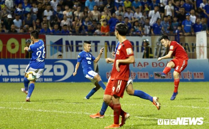 Cùng với Tuấn Anh, Xuân Trường không kiềm tỏa được sức mạnh tuyến giữa của Than Quảng Ninh. Bộ đôi nói trên từng được kỳ vọng tỏa sáng ở cả CLB và ĐTQG, song mỗi người lại đang vật lộn với những vấn đề riêng. (Ảnh: Ngọc Anh)