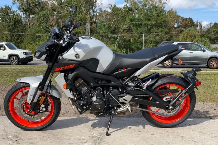Yamaha MT-09 được trang bị hệ thống kiểm soát lực kéo (TCS) giúp tài xế dễ dàng kiểm soát lực kéo của xe trong các điều kiện đường sá khác nhau.