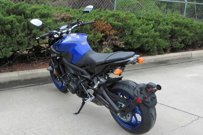 Sức mạnh của Yamaha MT-09 đến từ khối động cơ DOHC 3 xi lanh với dung tích 847cc, làm mát bằng dung dịch. Động cơ này sản sinh công suất tối đa 115 mã lực, mô-men xoắn cực đại 87,5 Nm. Hộp số 6 cấp côn tay.